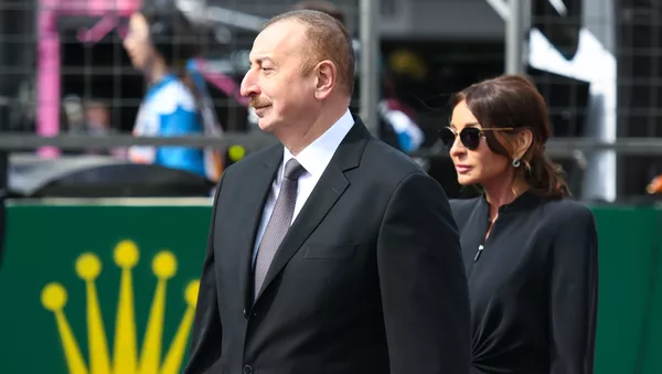 Президент Азербайджана Ильхам Алиев и его супруга Мехрибан Алиева наблюдают за основной гонкой Формулы-1 - Sputnik Азербайджан