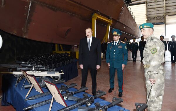 Президент Ильхам Алиев ознакомился с новопостроенным сторожевым пограничным кораблем типа Туфан - Sputnik Азербайджан