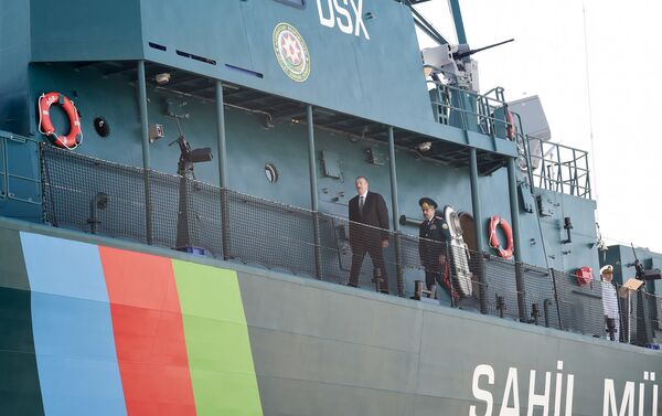Президент Ильхам Алиев ознакомился с новопостроенным сторожевым пограничным кораблем типа Туфан - Sputnik Азербайджан