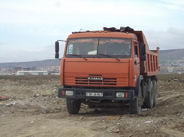 Автомобили марки КАМАЗ которые незаконно выгружали отходы в окрестностях озера Qu - Sputnik Азербайджан