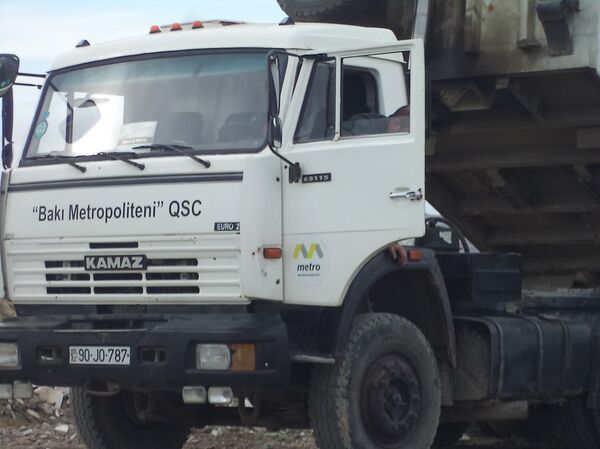 Автомобили марки КАМАЗ которые незаконно выгружали отходы в окрестностях озера Qu - Sputnik Азербайджан