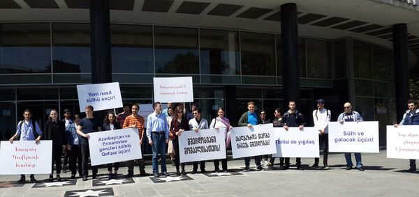 В Тбилиси проведена акция под лозунгом Молодежь во имя мира на Кавказе В Тбилиси проведена акция под лозунгом Молодежь во имя мира на Кавказе - Sputnik Азербайджан