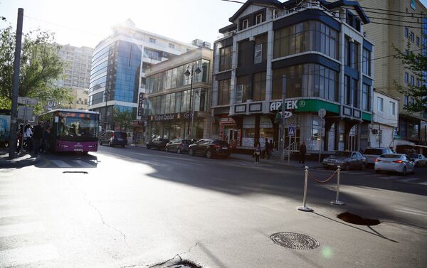 Просевший участок дороги на улице Гасана Алиева в Насиминском районе Баку - Sputnik Азербайджан