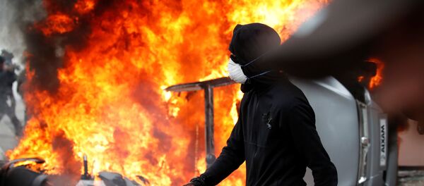 Во время первомайских демонстраций в Париже, 1 мая 2018 года - Sputnik Азербайджан