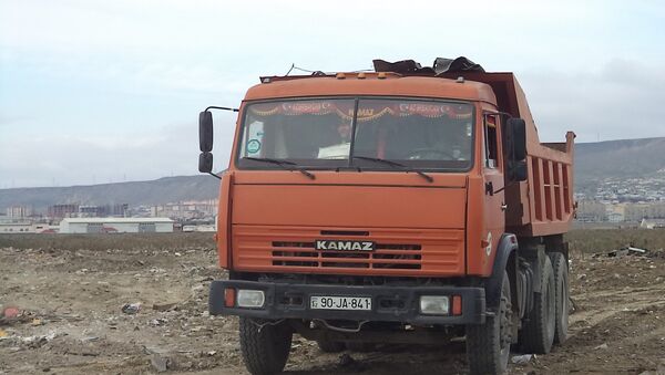 Qu gölünün ətrafına qeyri-qanuni tullantı boşaltmış yük avtomobili - Sputnik Azərbaycan