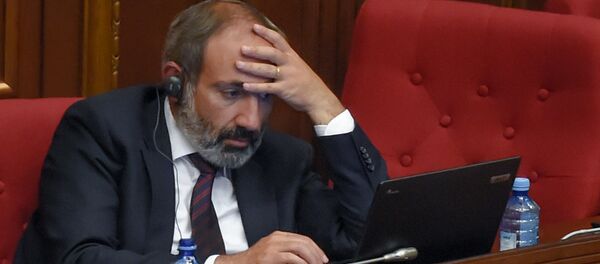 Никол Пашинян на специальном заседании парламента по выборам нового премьер-министра Армении (1 мая 2018). Еревaн Никол Пашинян на специальном заседании парламента по выборам нового премьер-министра Армении (1 мая 2018). Еревaн - Sputnik Азербайджан