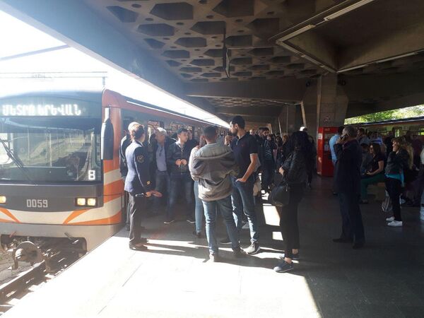 Вагоны стоят неподвижно. Работа ереванского метрополитена блокирована Вагоны стоят неподвижно. Работа ереванского метрополитена блокирована - Sputnik Азербайджан
