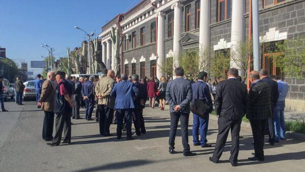 Активисты заблокировали вход в здание Ширакской областной администрации (2 мая 2018). Гюмри - Sputnik Азербайджан