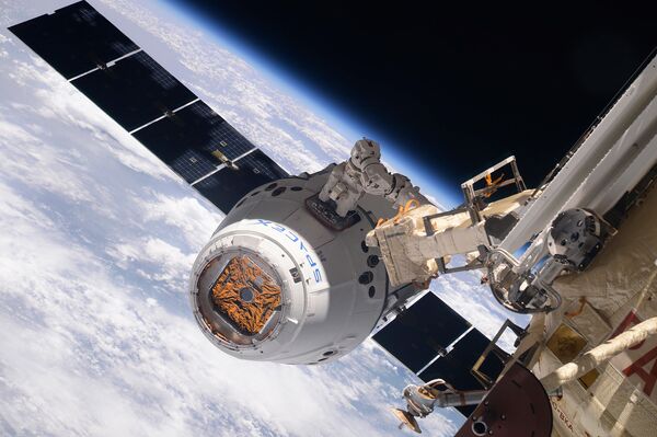 Космический грузовик SpaceX Dragon во время стыковки с МКС - Sputnik Азербайджан