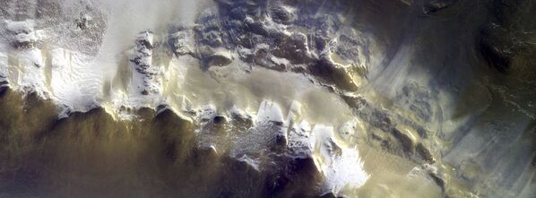 Одна из первых полноцветных фотографий поверхности Марса, полученная камерой CaSSIS, установленной на борту российско-европейского зонда ЭкзоМарс-TGO - Sputnik Азербайджан
