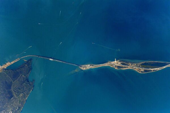 Снимок Крымского моста, сделанный с МКС российским космонавтом Антоном Шкаплеровым - Sputnik Азербайджан