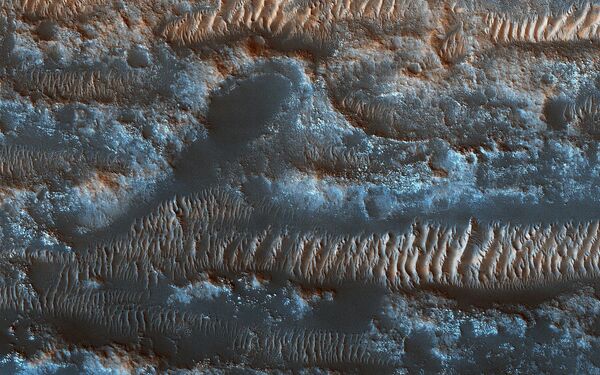 Движущиеся дюны на поверхности Марса в местности под названием Lobo Vallis - Sputnik Азербайджан