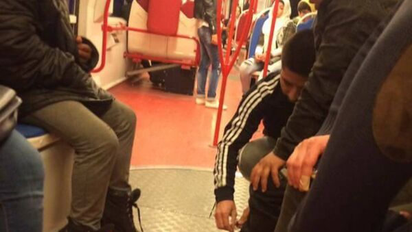 Gənc Samsunda tramvayda ayaqqabısı olmayan uşağa öz ayaqqabılarını verir - Sputnik Azərbaycan