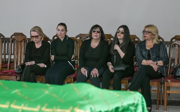 Церемония прощания с народным художником, скульптором Токаем Мамедовым в мечети Тезе Пир. - Sputnik Азербайджан