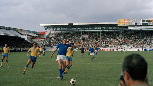 Чемпионат мира по футболу-1970. Матч между сборными Италии и Швеции, Мексика, 3 июня 1970 года - Sputnik Азербайджан