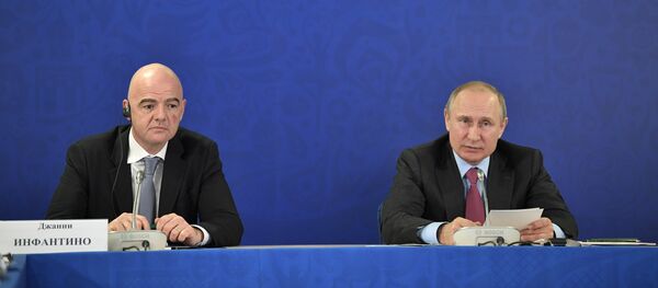 Президент РФ Владимир Путин и президент FIFA Джанни Инфантино (слева) на заседании наблюдательного совета АНО Организационный комитет Россия-2018 - Sputnik Азербайджан
