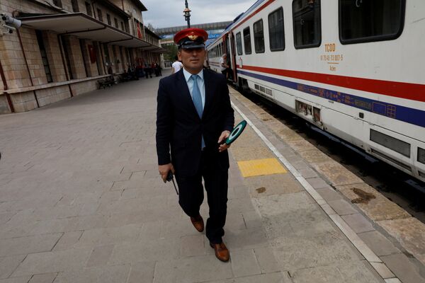 Работник железной дороги осуществляет последние проверки перед отправлением Восточного экспресса, Турция - Sputnik Азербайджан