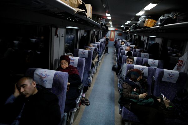 Пассажиры Восточного экспресса, следующего по маршруту из Анкары в Карс, Турция - Sputnik Азербайджан