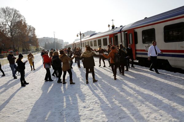 Пассажиры танцуют на железнодорожной остановке Erzurum на пути к Восточного Экспресса к турецкой Анкаре - Sputnik Азербайджан