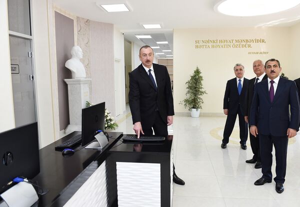 Президент Ильхам Алиев в ходе церемонии открытия административного здания Хачмазского управления Открытого акционерного общества Азерсу Президент Ильхам Алиев в ходе церемонии открытия административного здания Хачмазского управления Открытого акционерного общества Азерсу - Sputnik Азербайджан