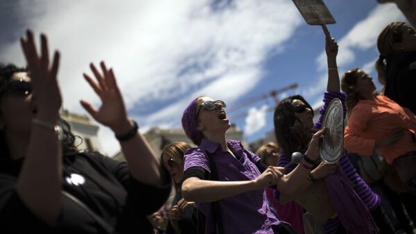 Женщины во время протеста в Мадриде против оправдательного приговора пяти мужчинам, ранее обвиненных в изнасиловании - Sputnik Азербайджан