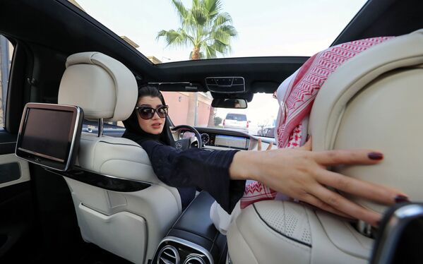 Женщина учится водить автомобиль перед снятием запрета на вождение автотранспорта женщинами в Саудовской Аравии - Sputnik Азербайджан