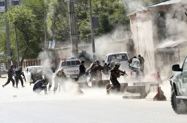 Сотрудники сил безопасности бегут после второго взрыва в ряду терактов в Кабуле, Афганистан, 30 апреля 2018 - Sputnik Азербайджан