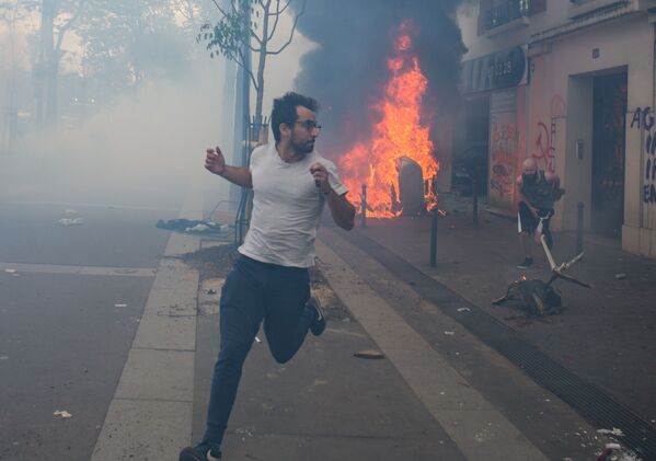 Во время беспорядков, возникших во время первомайской демонстрации в Париже - Sputnik Азербайджан