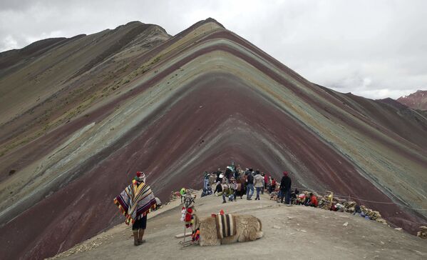 Коренной житель Анд с ламой и туристы напротив горы Виникунка в Перу - Sputnik Азербайджан