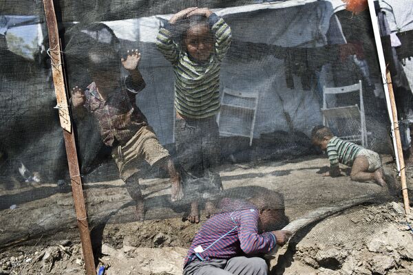 Дети играют в лагере беженцев Мория на острове Лесбос, Греция - Sputnik Азербайджан