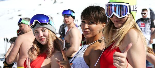Участницы фестиваля Хибины-бикини-2018 на северном склоне горы Айкуайвенчорр в городе Кировск Мурманской области Участницы фестиваля Хибины-бикини-2018 на северном склоне горы Айкуайвенчорр в городе Кировск Мурманской области - Sputnik Азербайджан