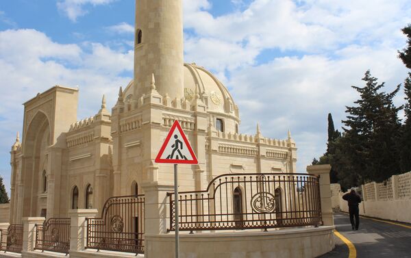 Высота мечети вместе с куполом составляет 18 метров, высота минарета — 33,7 метра - Sputnik Азербайджан