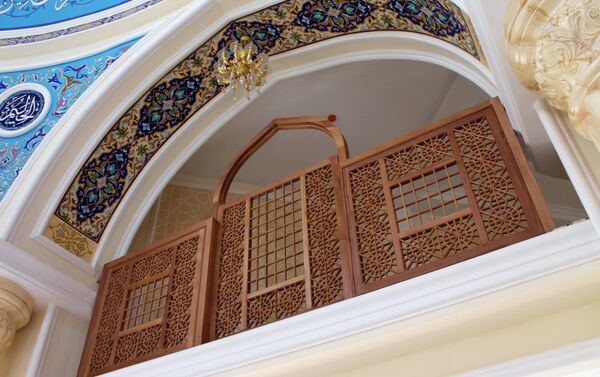 Внутренний интерьер мечети выполнен традиционными узорами и орнаментами - Sputnik Азербайджан