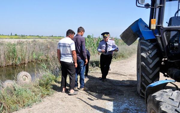 Тракторный прицеп перевернулся и упал в водоканал - Sputnik Азербайджан
