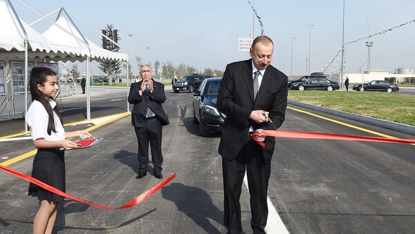 Президент Алиев - на открытии разноуровневой дорожной развязки в Баку - Sputnik Азербайджан