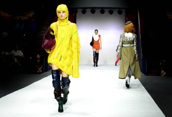 Неделя моды Mercedes-Benz Fashion Week - дизайнер Александр Арутюнов представляет свою коллекцию - Sputnik Азербайджан