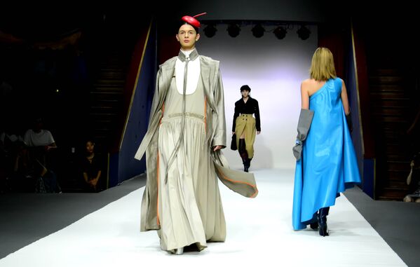 Неделя моды Mercedes-Benz Fashion Week - дизайнер Александр Арутюнов представляет свою коллекцию - Sputnik Азербайджан