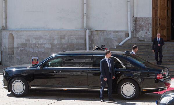 Президент РФ Владимир Путин спускается по лестнице Благовещенского собора к автомобилю Aurus кортежа президента РФ - Sputnik Азербайджан