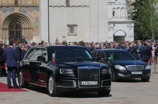 Автомобиль Aurus кортежа президента РФ на Соборной площади Московского Кремля Автомобиль Aurus кортежа президента РФ на Соборной площади Московского Кремля - Sputnik Азербайджан
