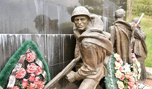 Памятник воинам 77 Краснознаменной Ордена Суворова Симферопольской стрелковой дивизии им. Орджоникидзе у подножия Сапун-горы в Севастополе Памятник воинам 77 Краснознаменной Ордена Суворова Симферопольской стрелковой дивизии им. Орджоникидзе у подножия Сапун-горы в Севастополе - Sputnik Азербайджан