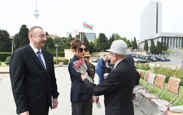 Президент Ильхам Алиев принял участие в проведенной в Баку церемонии по случаю 9 Мая – Дня Победы - Sputnik Азербайджан