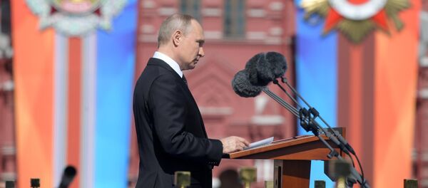 Президент РФ В.Путин и премьер-министр РФ Д.Медведев на военном параде в честь 73-й годовщины Победы в ВОВ - Sputnik Азербайджан