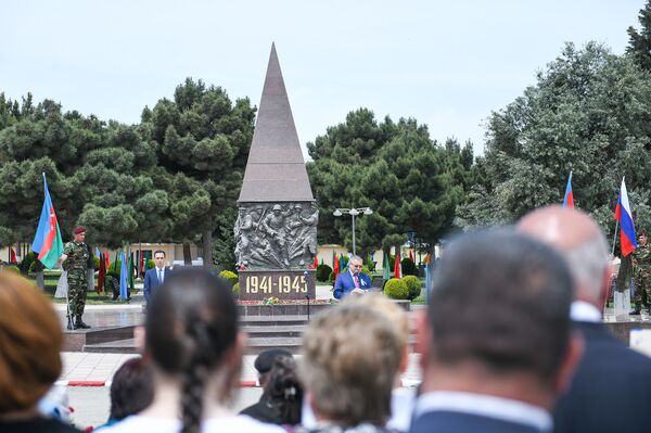 Акция Бессмертный полк по случаю 73 годовщины Дня Победы в Баку - Sputnik Азербайджан