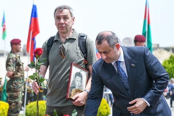 Акция Бессмертный полк по случаю 73 годовщины Дня Победы в Баку - Sputnik Азербайджан