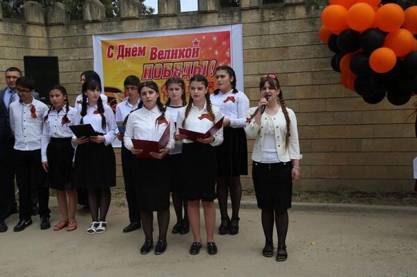 Учащиеся одной из средних школ Дербента выступают на церемонии открытия мемориальной доски капитану Шамсулле Алиеву Учащиеся одной из средних школ Дербента выступают на церемонии открытия мемориальной доски капитану Шамсулле Алиеву - Sputnik Азербайджан