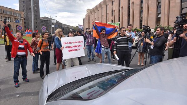 Активисты заблокировали движение улицы Аргишти перед мэрией столицы (10 мая 2018). Ереван - Sputnik Азербайджан