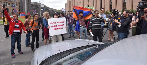 Активисты заблокировали движение улицы Аргишти перед мэрией столицы (10 мая 2018). Ереван - Sputnik Азербайджан