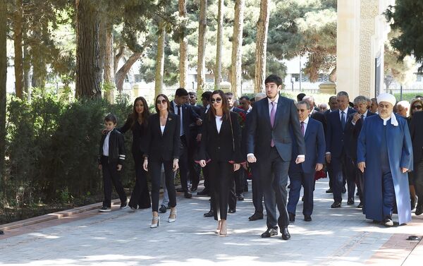 Ильхам Алиев, первая леди Мехрибан Алиева, члены семьи, родные и близкие великого лидера посетили могилу общенационального лидера в Аллее почетного захоронения - Sputnik Азербайджан
