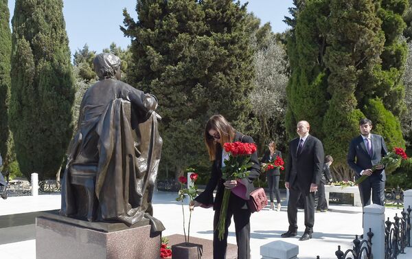 Глава государства и члены семьи посетили могилу, ученого-офтальмолога, академика Зарифы ханум Алиевой - Sputnik Азербайджан