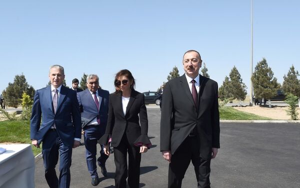 Президент Азербайджанской Республики Ильхам Алиев, первая леди Мехрибан Алиева и члены семьи приняли участие в акции по посадке деревьев - Sputnik Азербайджан